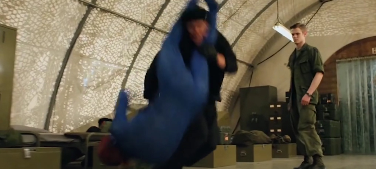 Vídeo reúne o golpe mais usado por heroínas no cinema