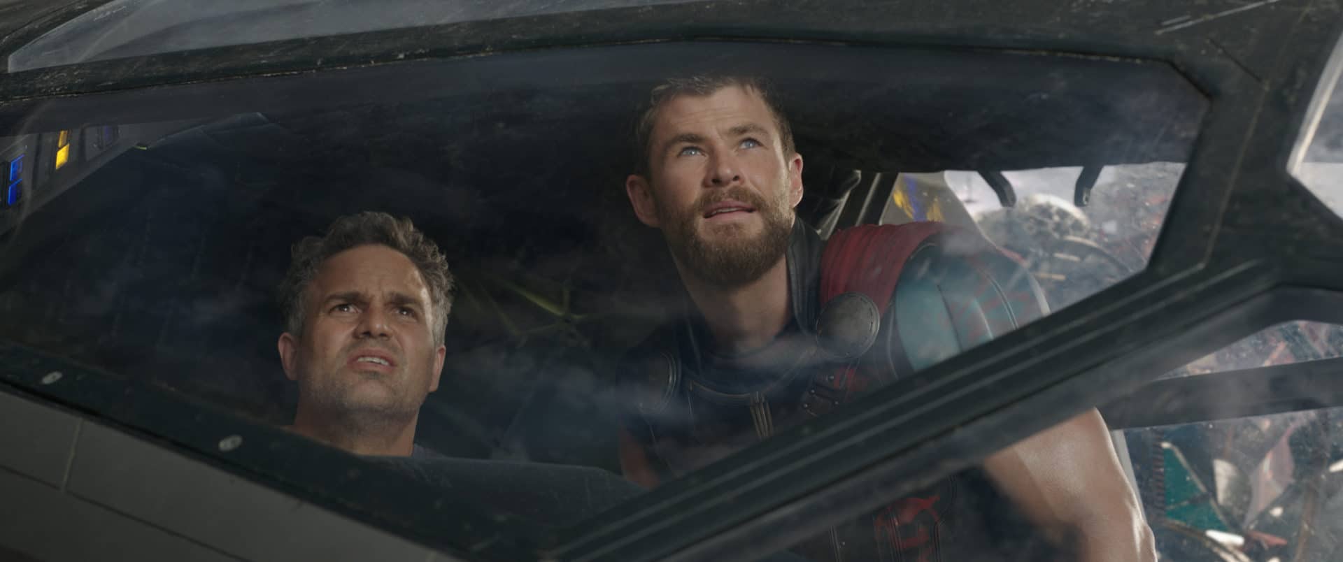 Marvel Studios' THOR: RAGNAROK..L to R: Bruce Banner/Hulk (Mark Ruffalo) and Thor (Chris Hemsworth)..Ph: Film Frame..©Marvel Studios 2017