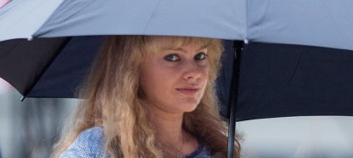 Margot Robbie aparece irreconhecível em set de filme sobre patinadora artística