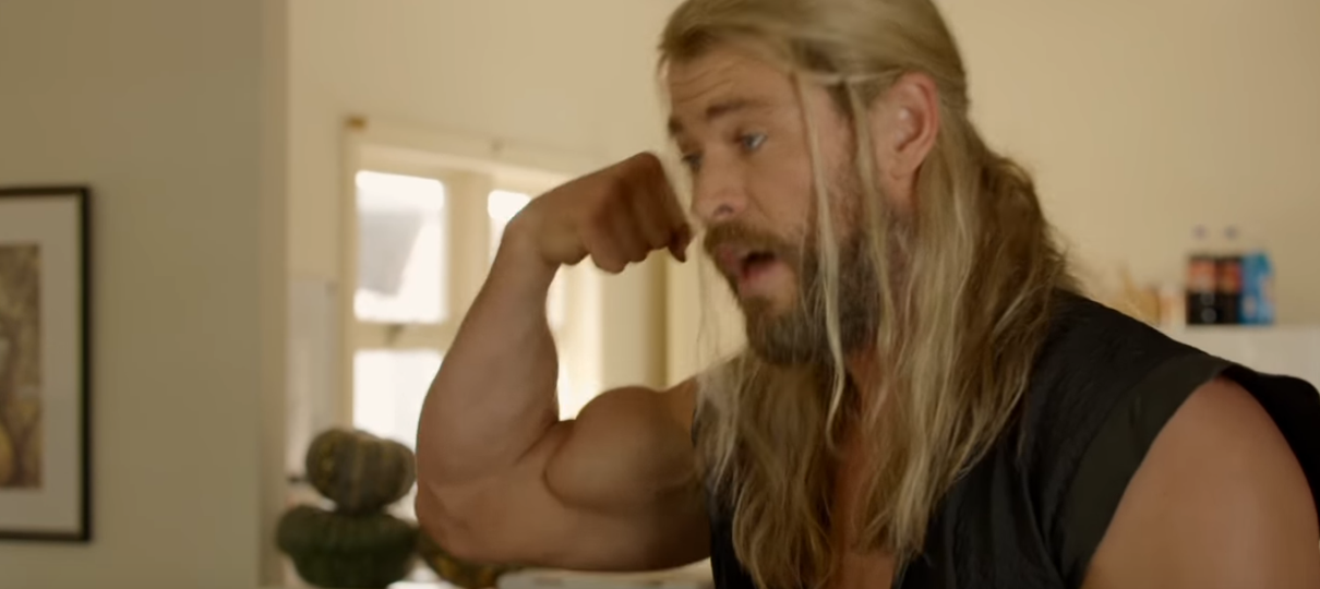 Thor e seu colega de quarto retornam para a segunda parte do documentário falso; confira