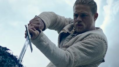 Rei Arthur: A Lenda da Espada | Um homem encontra seu destino em novo trailer