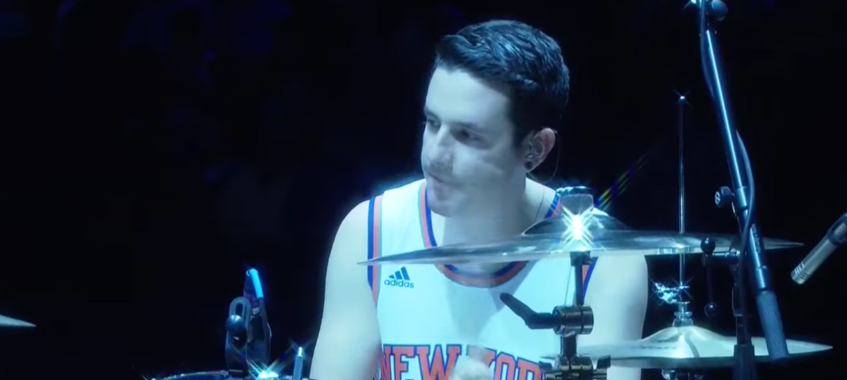 Baterista toca a discografia dos Beatles em intervalo de jogo de basquete