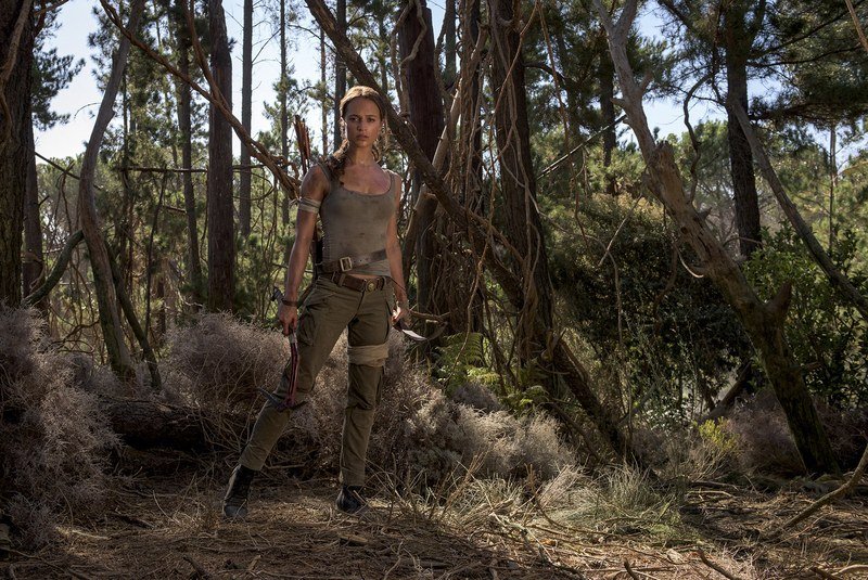 Tomb Raider: A Origem  Alicia Vikander se aventura pela floresta