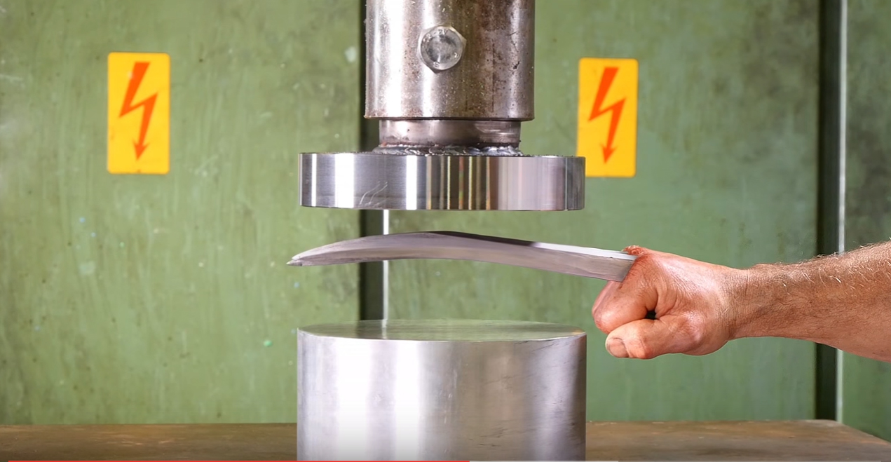 Logan | Uma prensa hidráulica não é páreo para as garras do Wolverine