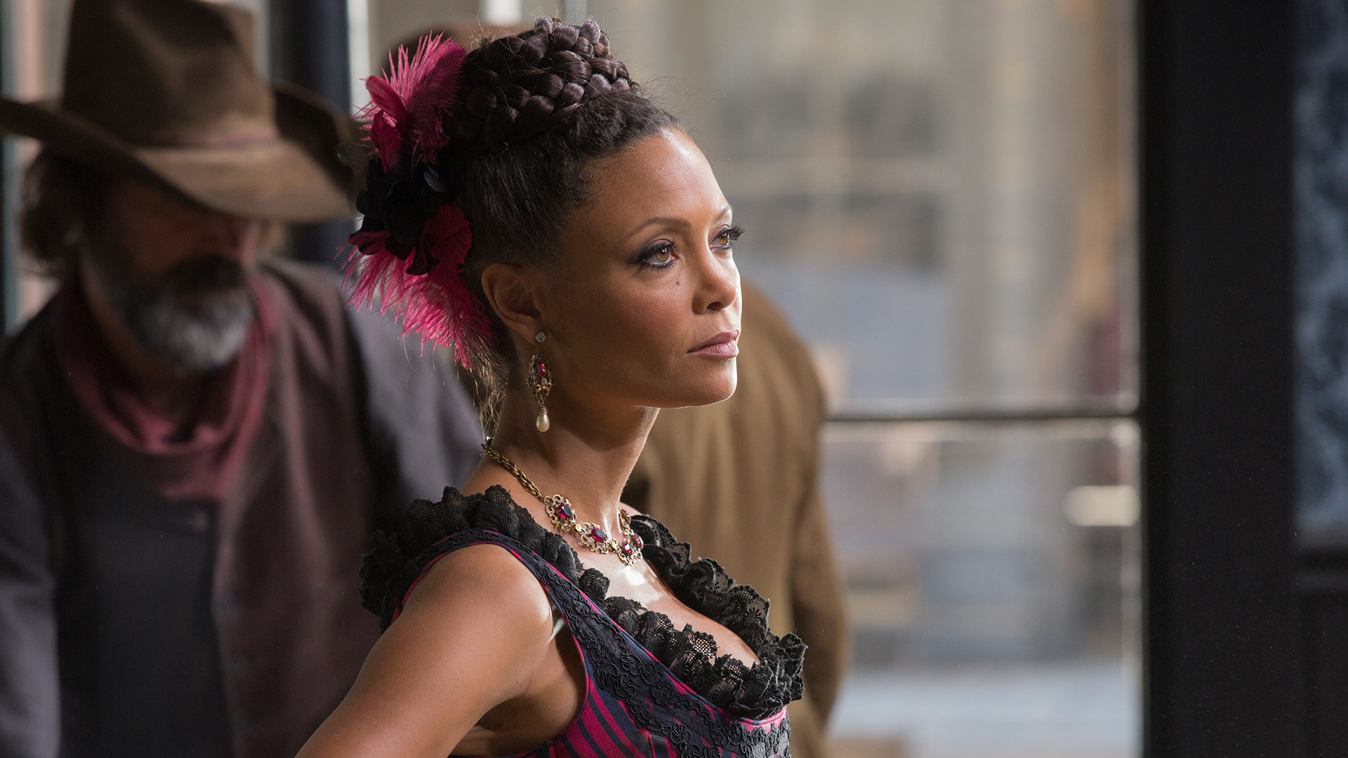 Дикая роли. Тэнди Ньютон Westworld. Тэнди Ньютон Thandie Newton Maeve Millay. Мир дикого Запада Мэйв. Thandie Newton мир дикого Запада.