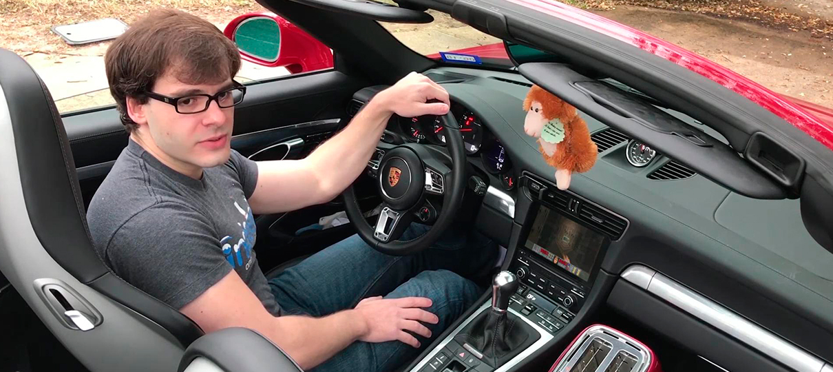 Este sujeito modificou um Porsche 911 para jogar Doom enquanto dirige