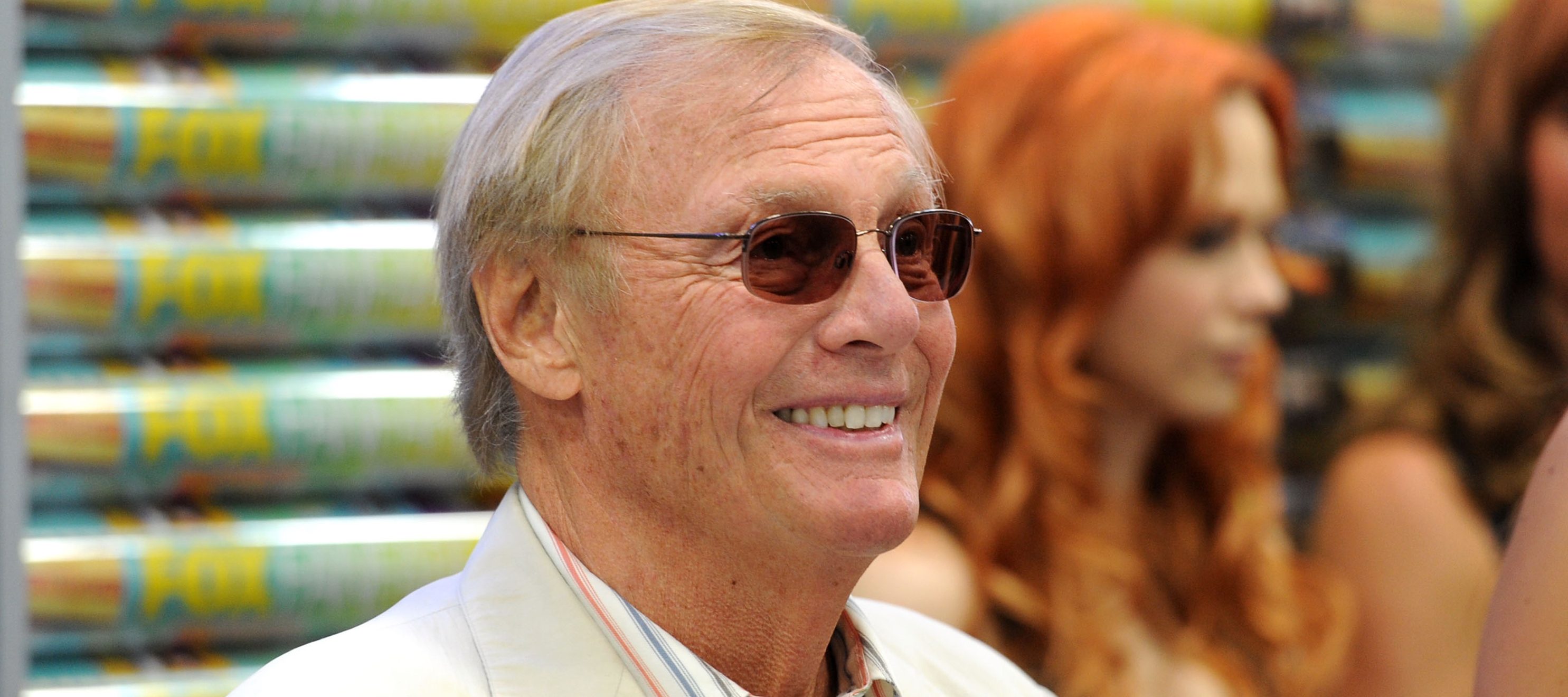 Powerless | Adam West fará ponta na série