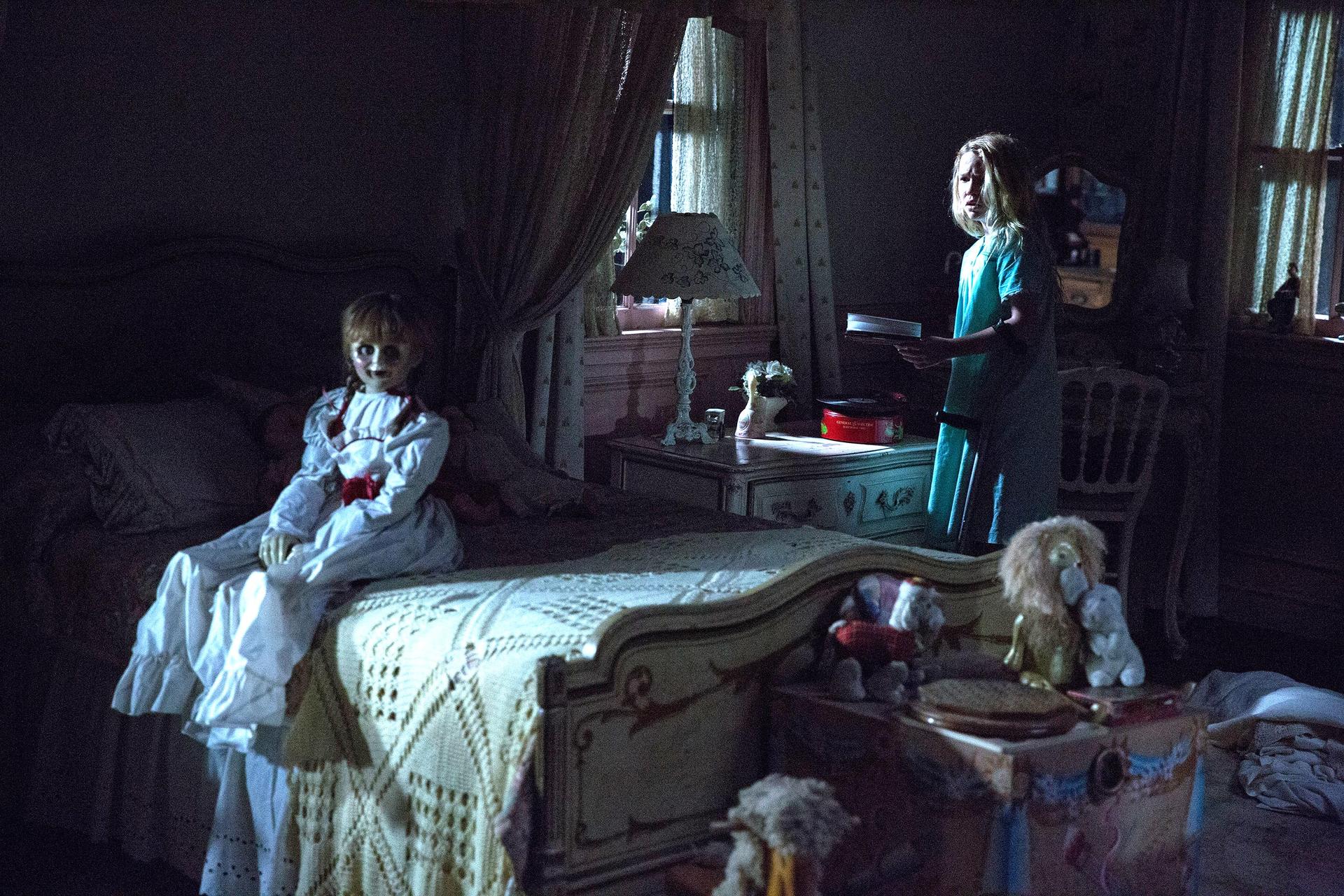 ANNA2-02052
Film Name: ANNABELLE: CREATION
Copyright: © 2017 WARNER BROS. ENTERTAINMENT INC. AND RATPAC-DUNE ENTERTAINMENT LLC
Photo Credit: Justin Lubin
Caption: ANNA2-02052
(L-R) The Annabelle doll and TALITHA BATEMAN as Janice in New Line Cinema’s supernatural thriller “ANNABELLE: CREATION,” a Warner Bros. Pictures release.