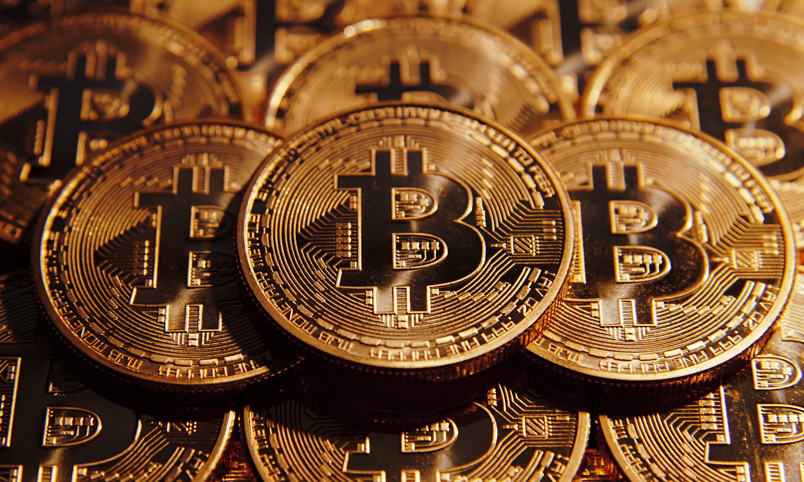 Bitcoin tem alta histórica e supera o valor do ouro pela primeira vez
