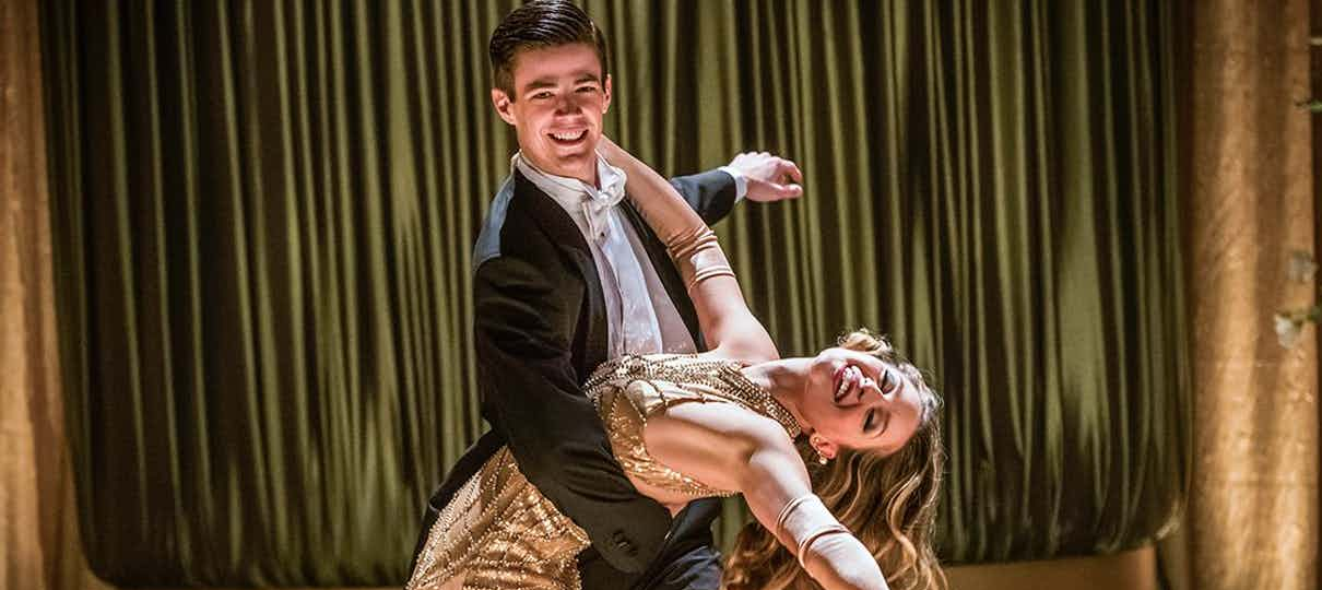 Flash e Supergirl cantam e dançam em novo vídeo do crossover musical