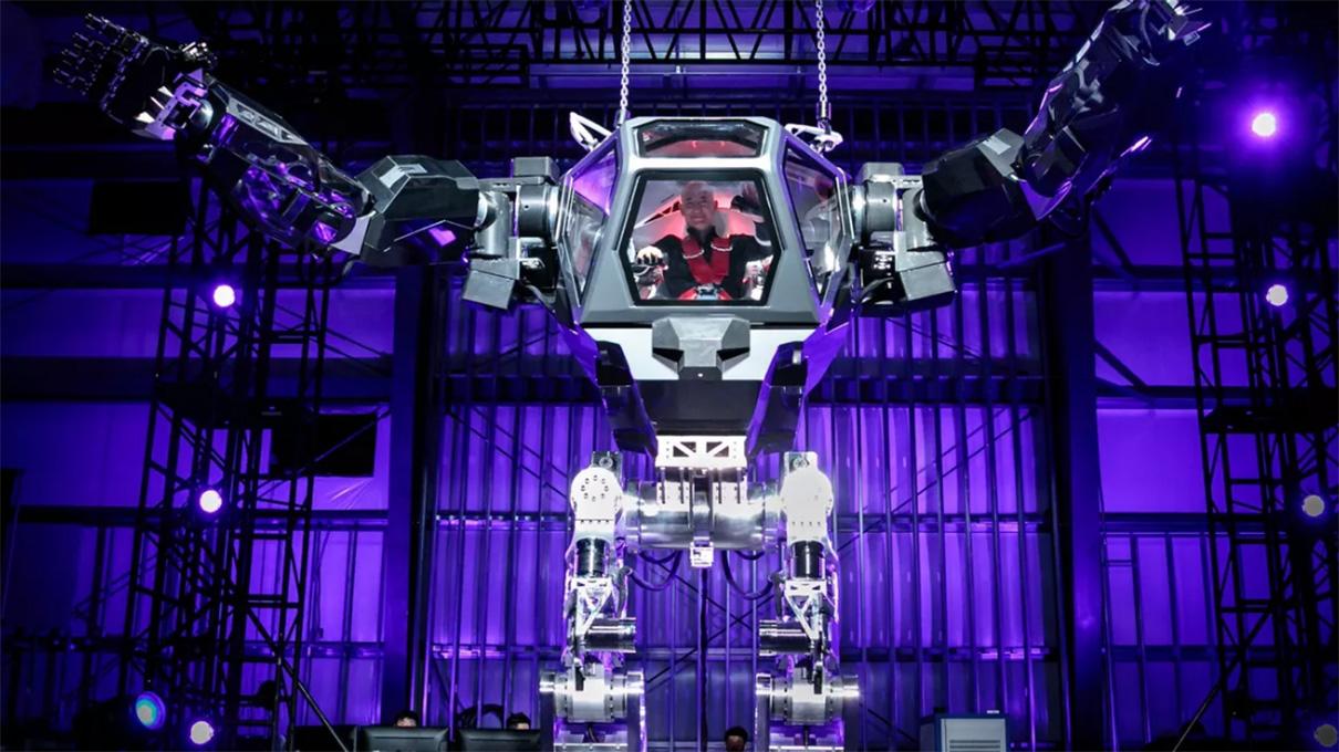 CEO da Amazon pilota robô gigante e se compara com Sigourney Weaver