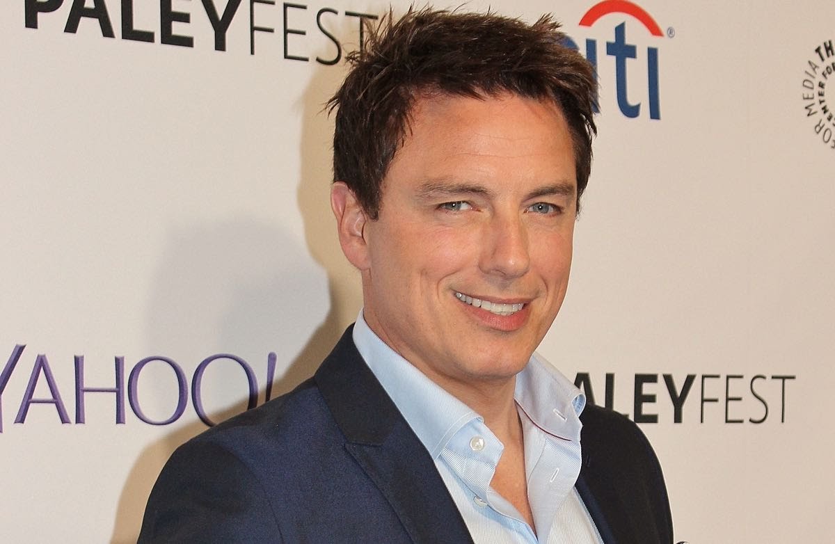 A venda de garagem de John Barrowman é um prato cheio para os fãs de Doctor Who e Arrow