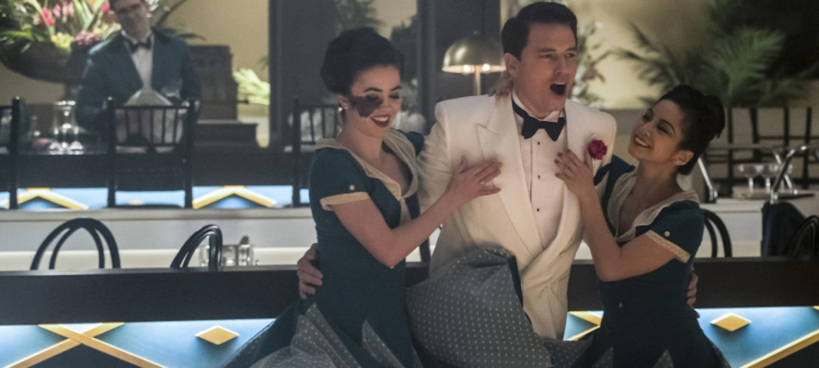 The Flash | John Barrowman mal pode esperar para cantar e dançar no episódio musical