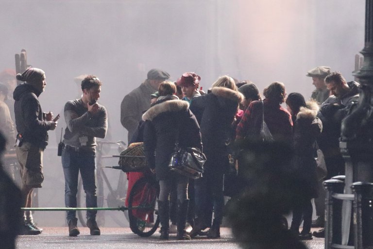 Emily Blunt (centre) prepares to film a scene from the movie sequel Mary Poppins Returns in front of Buckingham Palace, central London. PRESS ASSOCIATION Photo. Picture date: Saturday April 1, 2017. See PA story SHOWBIZ MaryPoppins. Photo credit should read: Yui Mok/PA Wire