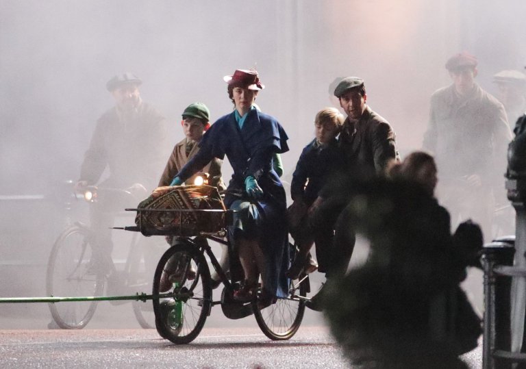 Emily Blunt and Lin-Manuel Miranda take part in filming of a scene from the movie sequel Mary Poppins Returns in front of Buckingham Palace, central London. PRESS ASSOCIATION Photo. Picture date: Saturday April 1, 2017. See PA story SHOWBIZ MaryPoppins. Photo credit should read: Yui Mok/PA Wire