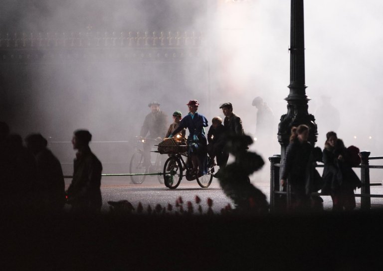 Emily Blunt takes part in filming of a scene from the movie sequel Mary Poppins Returns in front of Buckingham Palace, central London. PRESS ASSOCIATION Photo. Picture date: Saturday April 1, 2017. See PA story SHOWBIZ MaryPoppins. Photo credit should read: Yui Mok/PA Wire