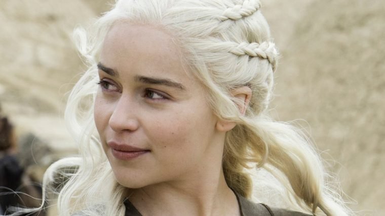 Game of Thrones | Emilia Clarke diz que está cansada de defender suas cenas de nudez