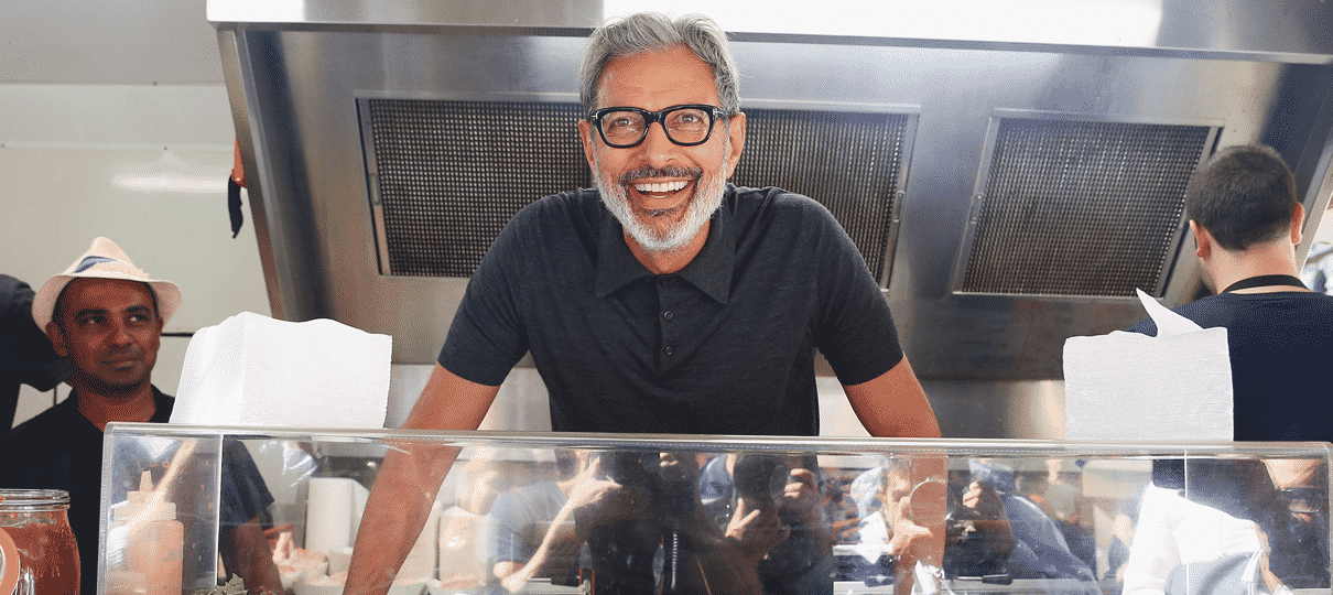 Chef Goldblum! O novo emprego do ator envolve vender salsichas