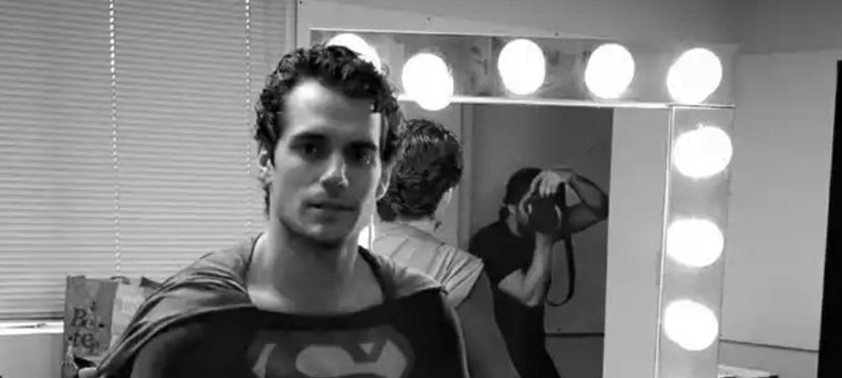 Zack Snyder revela foto de Henry Cavill usando o uniforme clássico do Superman
