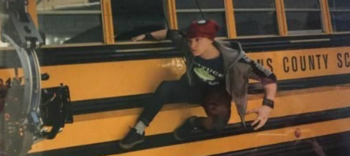 Homem-Aranha se pendura em ônibus escolar na nova foto de De Volta ao Lar