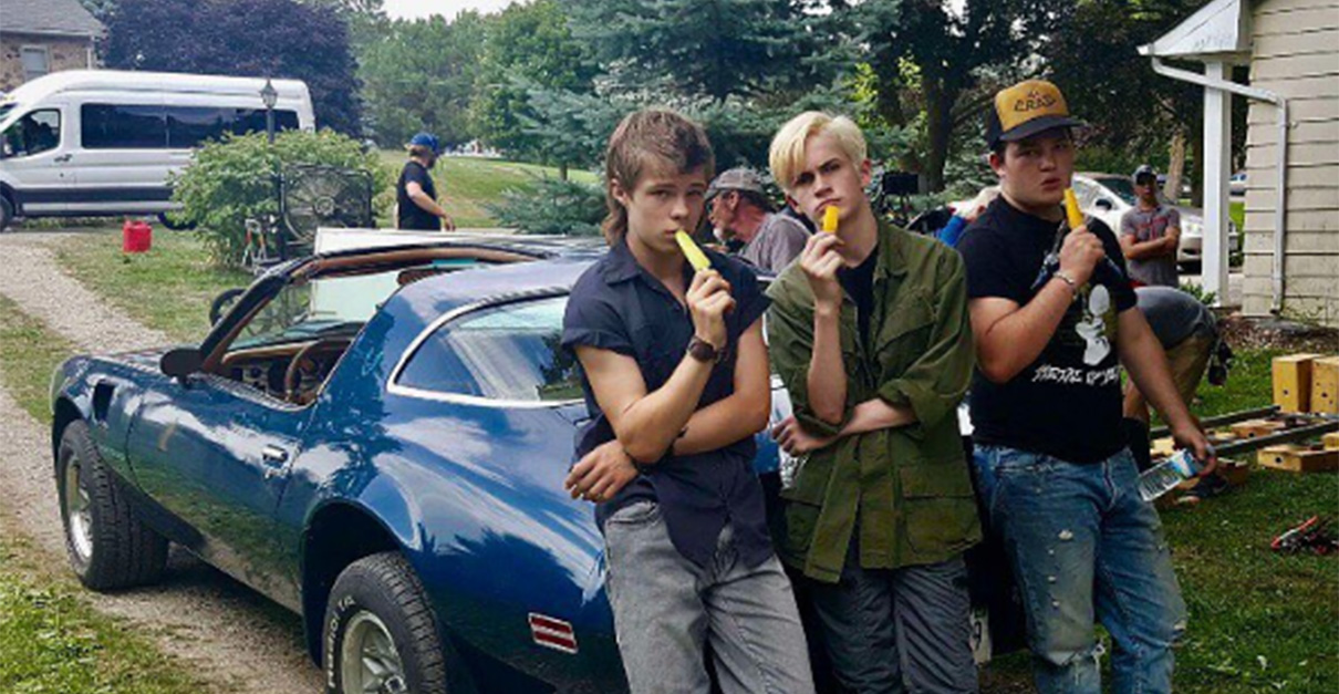 It: A Coisa | Bullies relaxam em nova foto dos bastidores