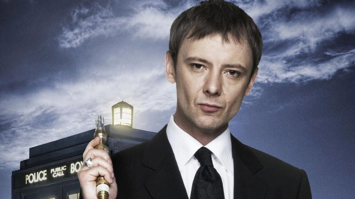 Doctor Who | Por conta de wibbly wobbly timey wimey stuff, John Simm está de volta