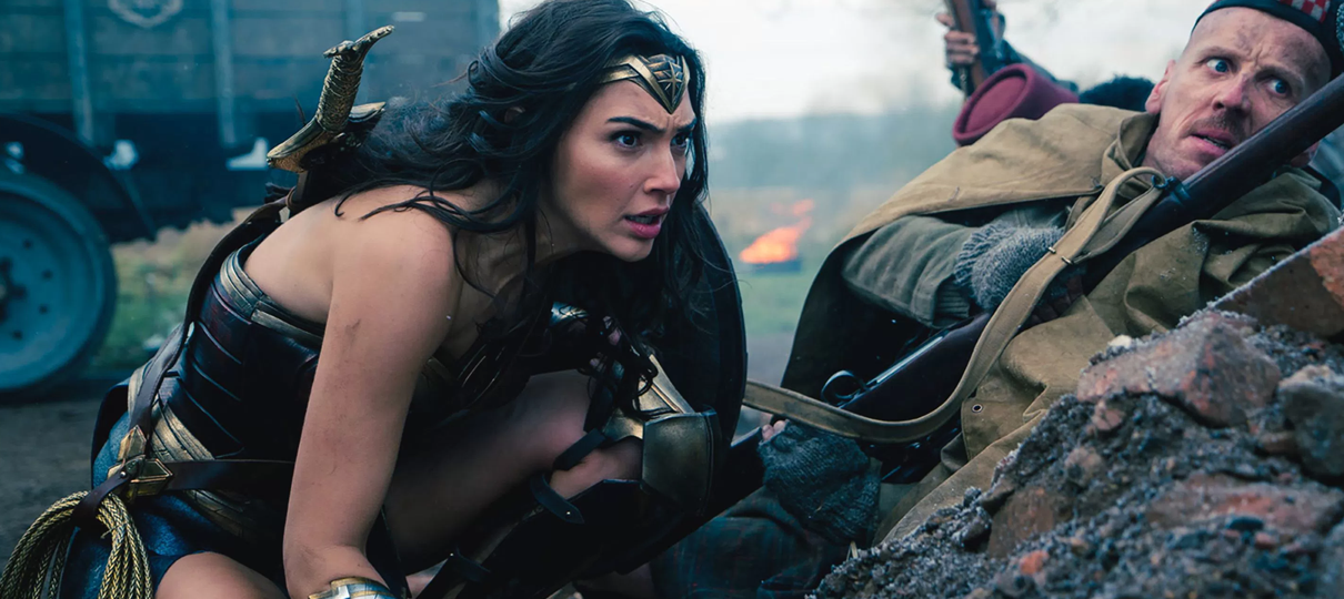 Mulher-Maravilha se esconde na trincheira em nova foto