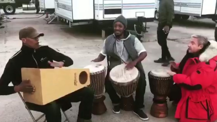 Pantera Negra | Martin Freeman bate forte o tambor em vídeo dos bastidores