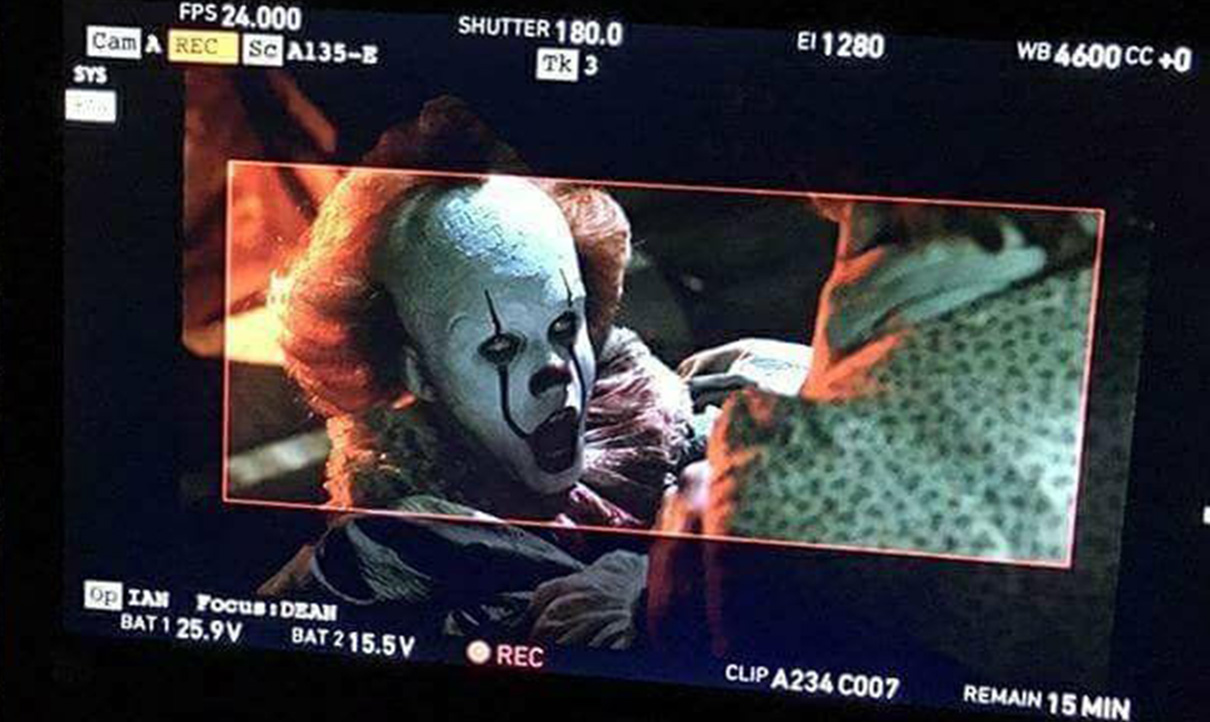 It: A Coisa | Pennywise continua muito assustador em foto dos bastidores