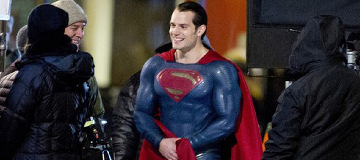 Henry Cavill posta foto como Superman em comemoração ao dia do super-herói