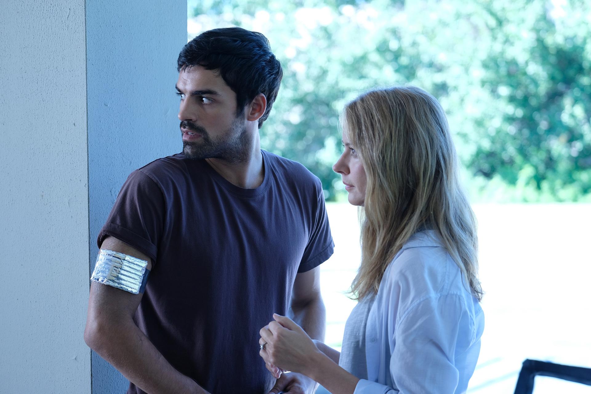 THE GIFTED:  L-R:  Sean Teale and Amy Acker in the "A New World" episode of THE GIFTED airing Monday, Oct. 9 (9:00-10:00 PM ET/PT) on FOX.  ©2017 Fox Broadcasting Co.  Cr:  Eliza Morse/FOX