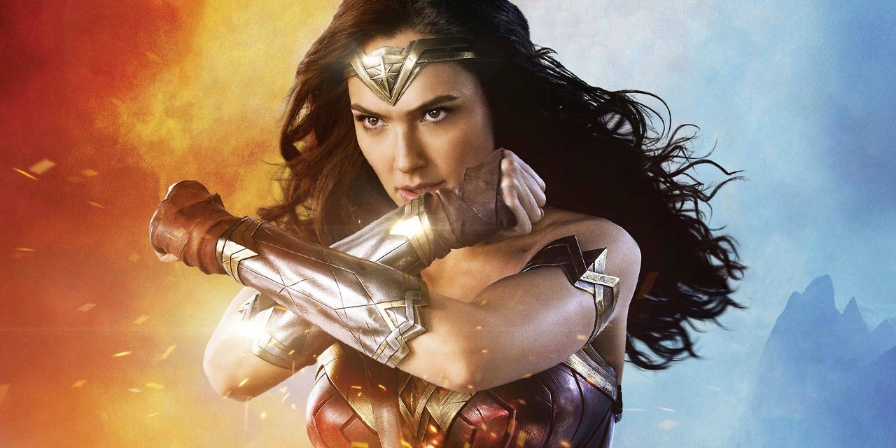 Gal Gadot visita hospital infantil vestida de Mulher-Maravilha