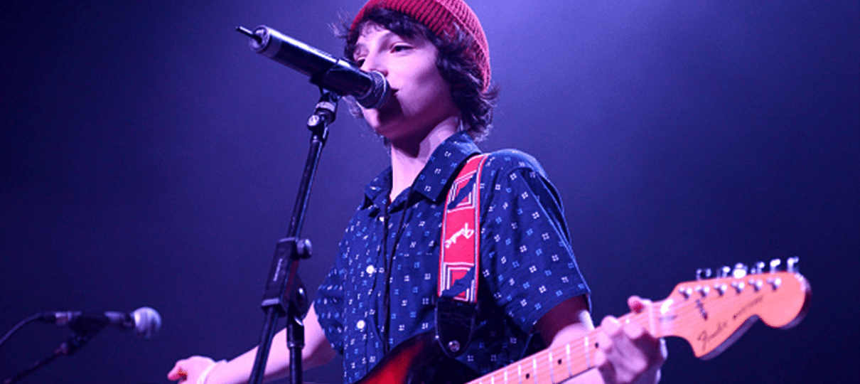 Finn Wolfhard, o Mike de Stranger Things, faz show beneficente com músicas do New Order e Guns N’ Roses