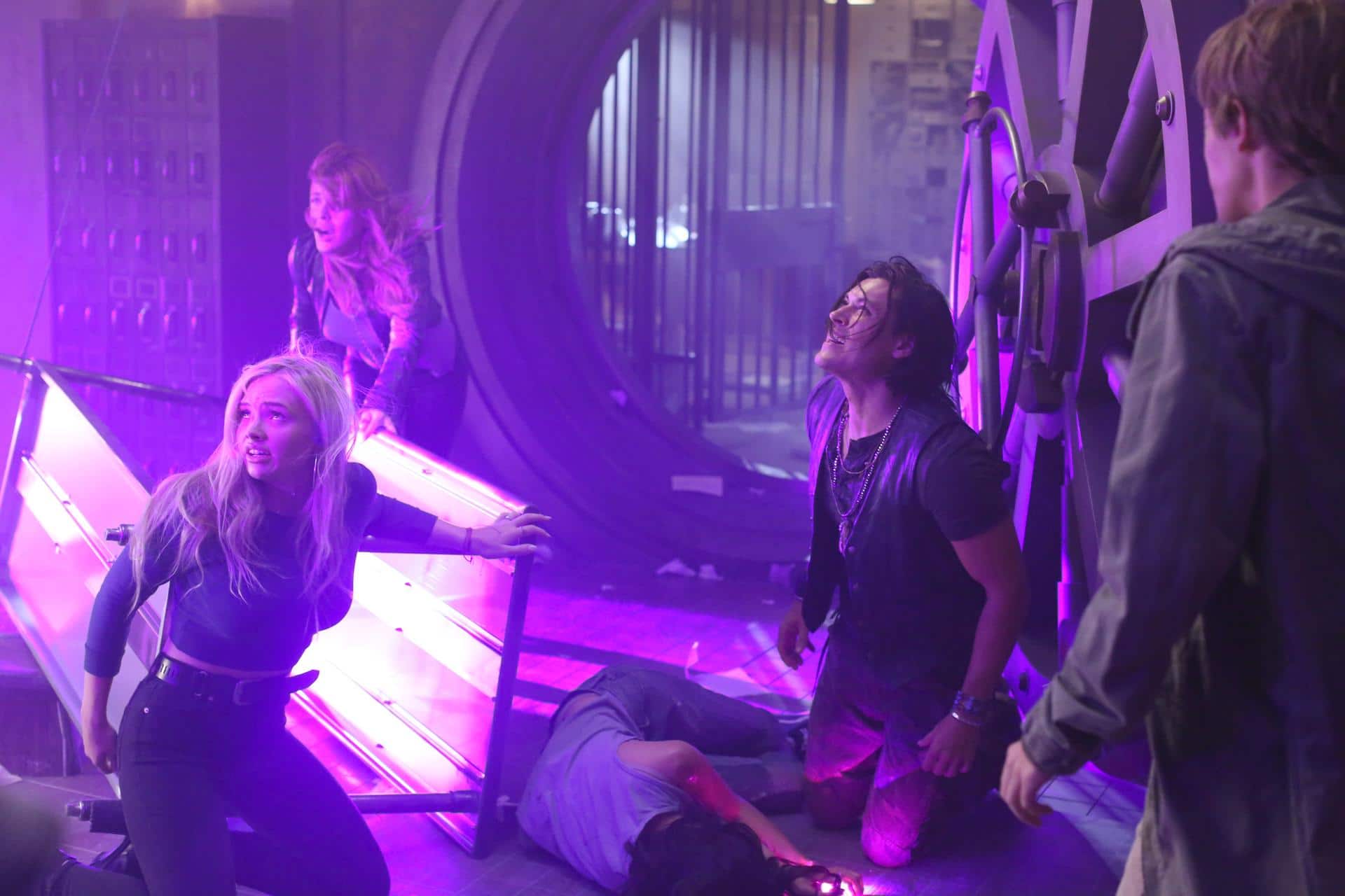 THE GIFTED:  L-R:  Natalie Alyn Lind, guest star Elaine Satine, Blair Redford and Percy Hynes White in the "A New World" episode of THE GIFTED airing Monday, Oct. 9 (9:00-10:00 PM ET/PT) on FOX.  ©2017 Fox Broadcasting Co.  Cr:  Eliza Morse/FOX