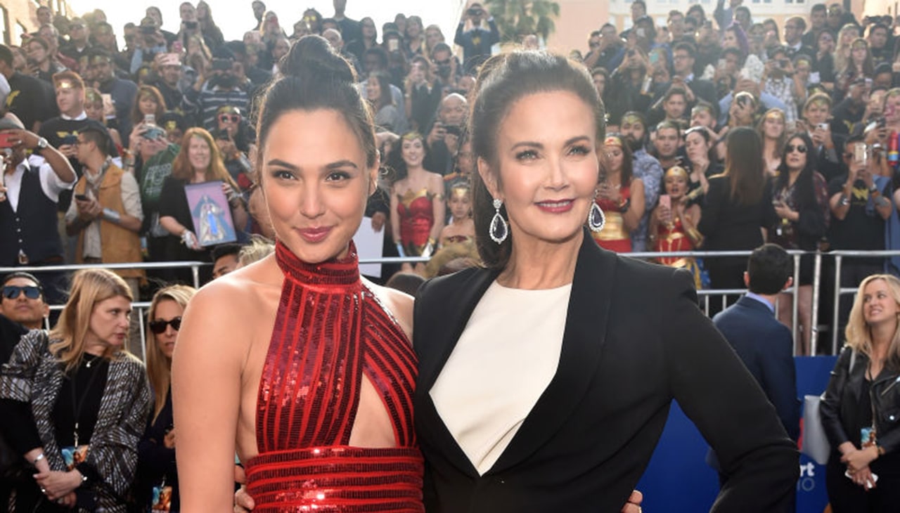 Gal Gadot e Lynda Carter se encontram na premiere de Mulher-Maravilha