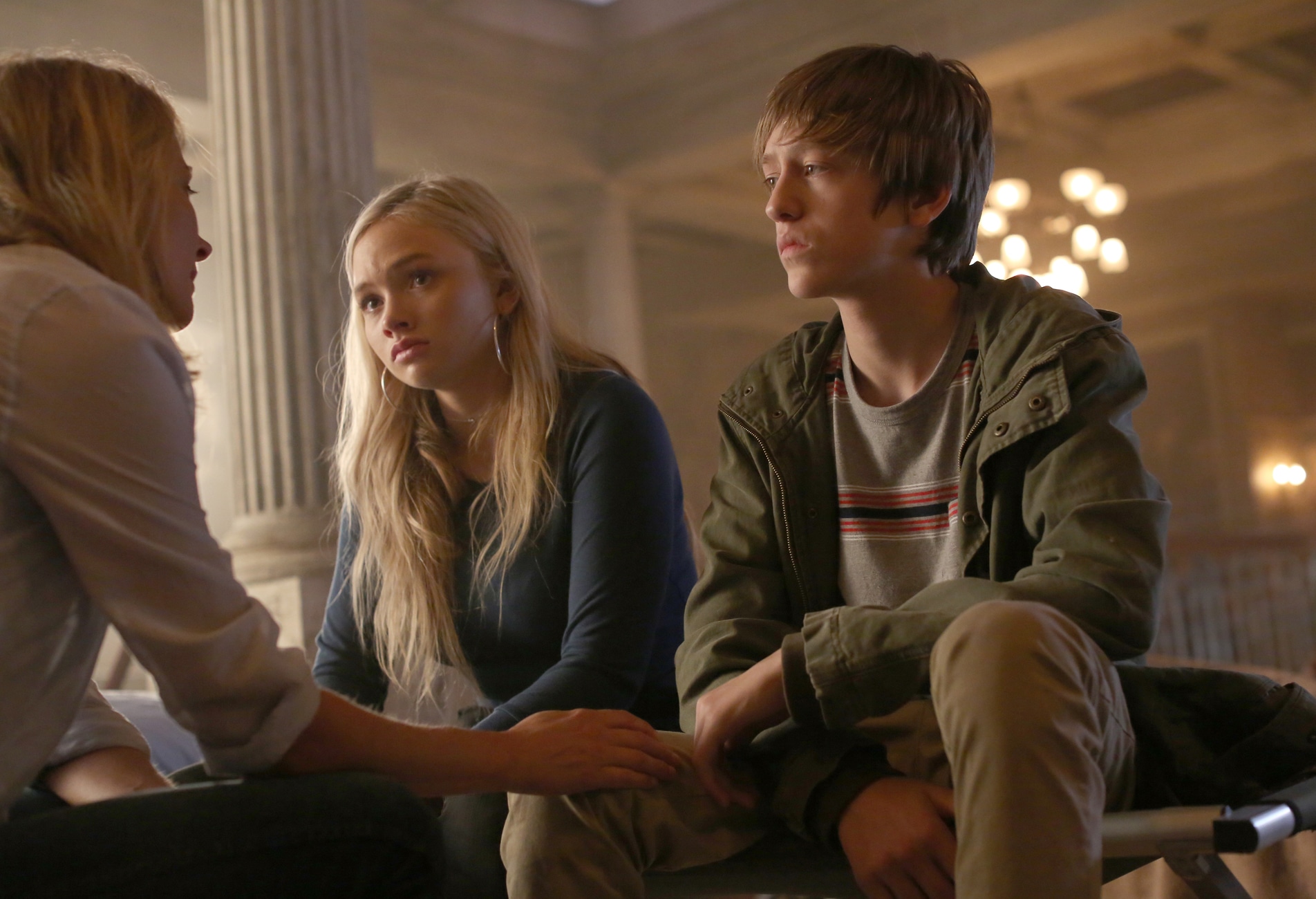 THE GIFTED:  L-R:  Amy Acker, Natalie Alyn Lind and Percy Hynes White in the "A New World" episode of THE GIFTED airing Monday, Oct. 9 (9:00-10:00 PM ET/PT) on FOX.  ©2017 Fox Broadcasting Co.  Cr:  Eliza Morse/FOX