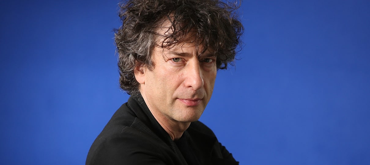 American Gods | CEO do Starz diz que Neil Gaiman será o novo showrunner; autor nega