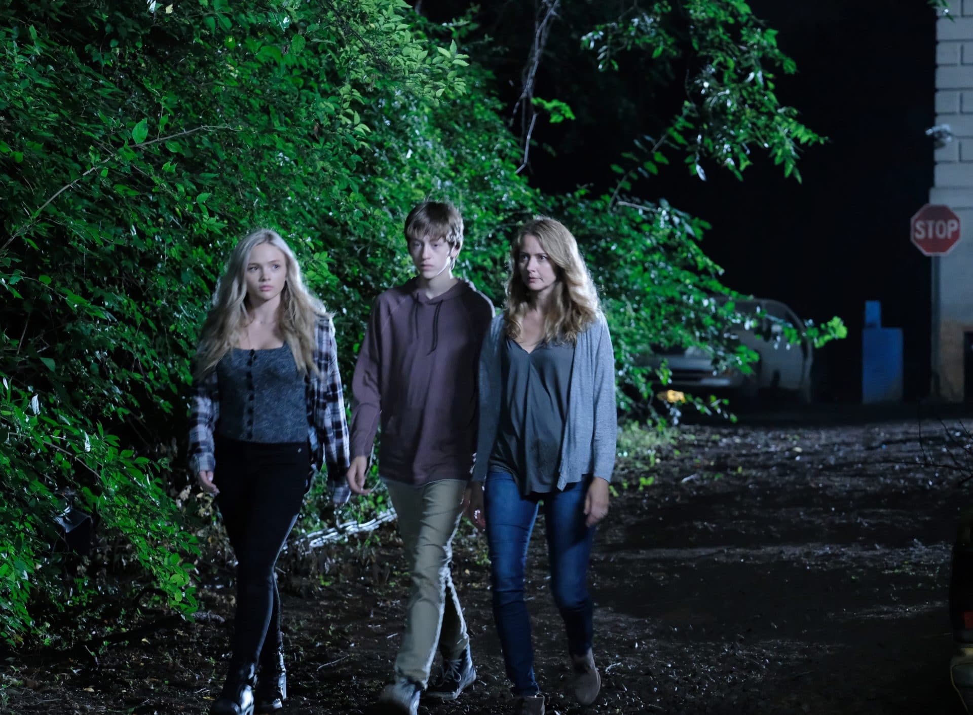 THE GIFTED:  L-R:  Natalie Alyn Lind, Percy Hynes White and Amy Acker in the "eXodus" episode of THE GIFTED airing Monday, Oct. 16 (9:00-10:00 PM ET/PT) on FOX. ©2017 Fox Broadcasting Co. Cr: Eliza Morse/FOX