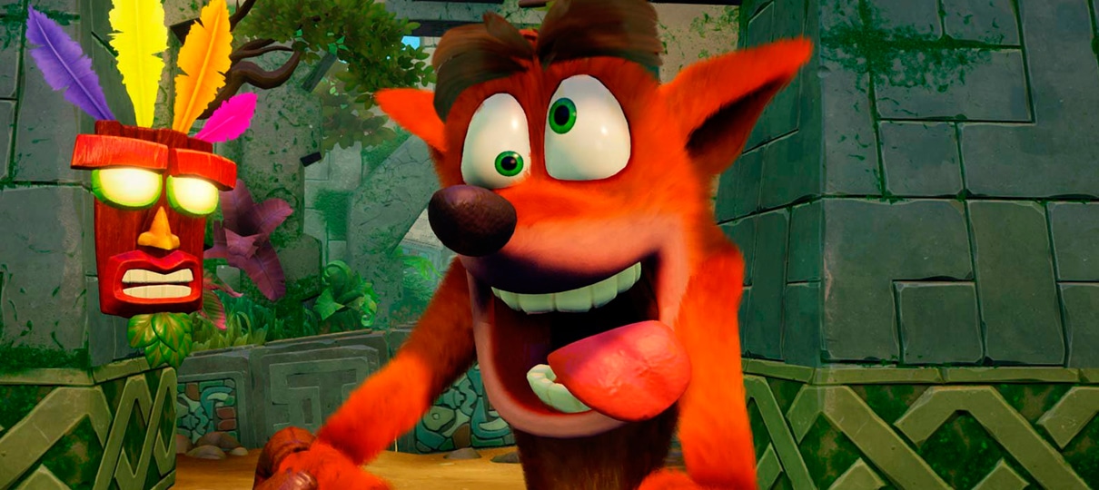 Rodopie de felicidade com essa estátua do Crash Bandicoot