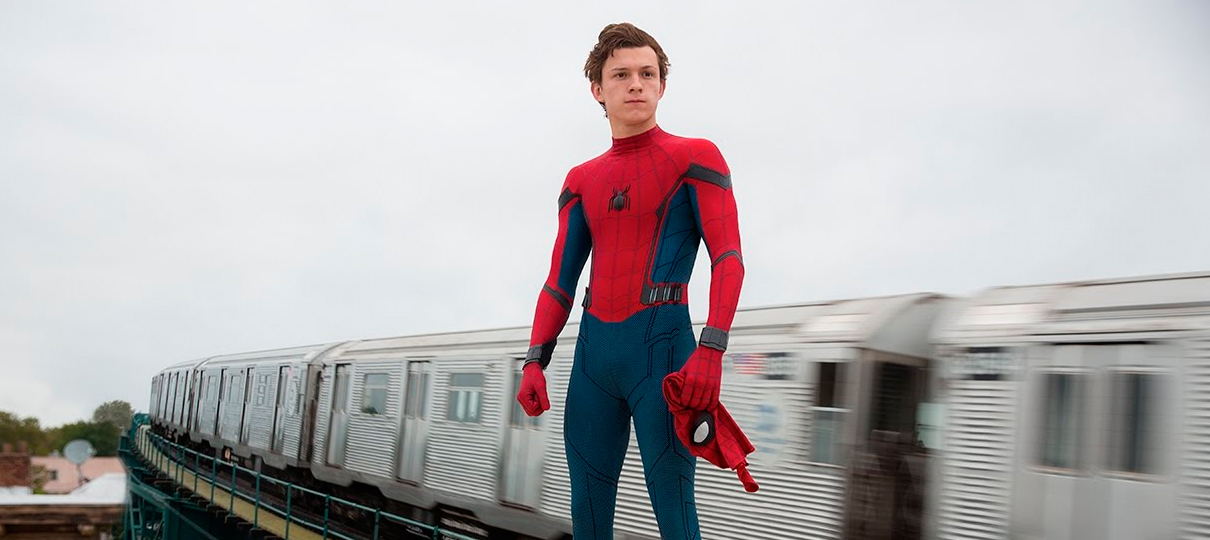 Homem-Aranha: De Volta ao Lar | Com uniforme, Tom Holland faz pausa para o café em foto