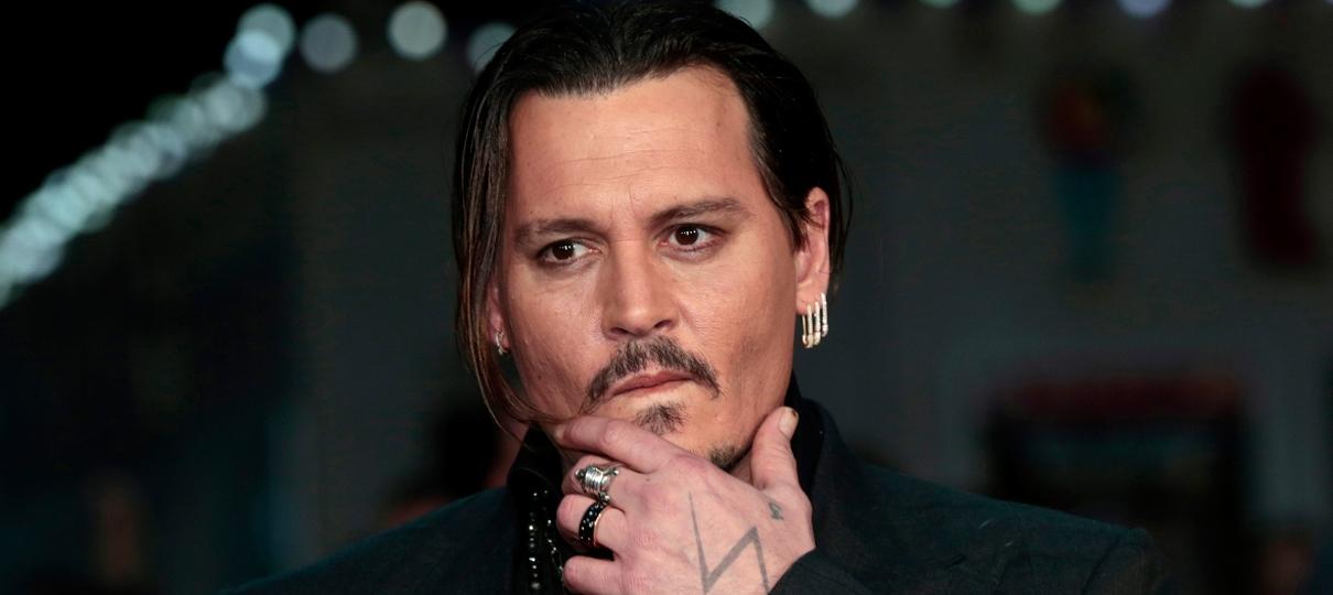 Johnny Depp é acusado de pagar alguém para dizer suas falas por ponto nas filmagens