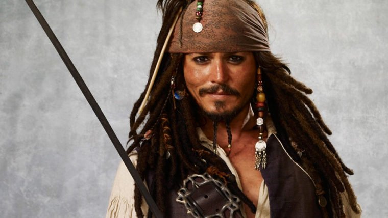 Jerry Bruckheimer defende comportamento de Johnny Depp no set de Piratas do Caribe