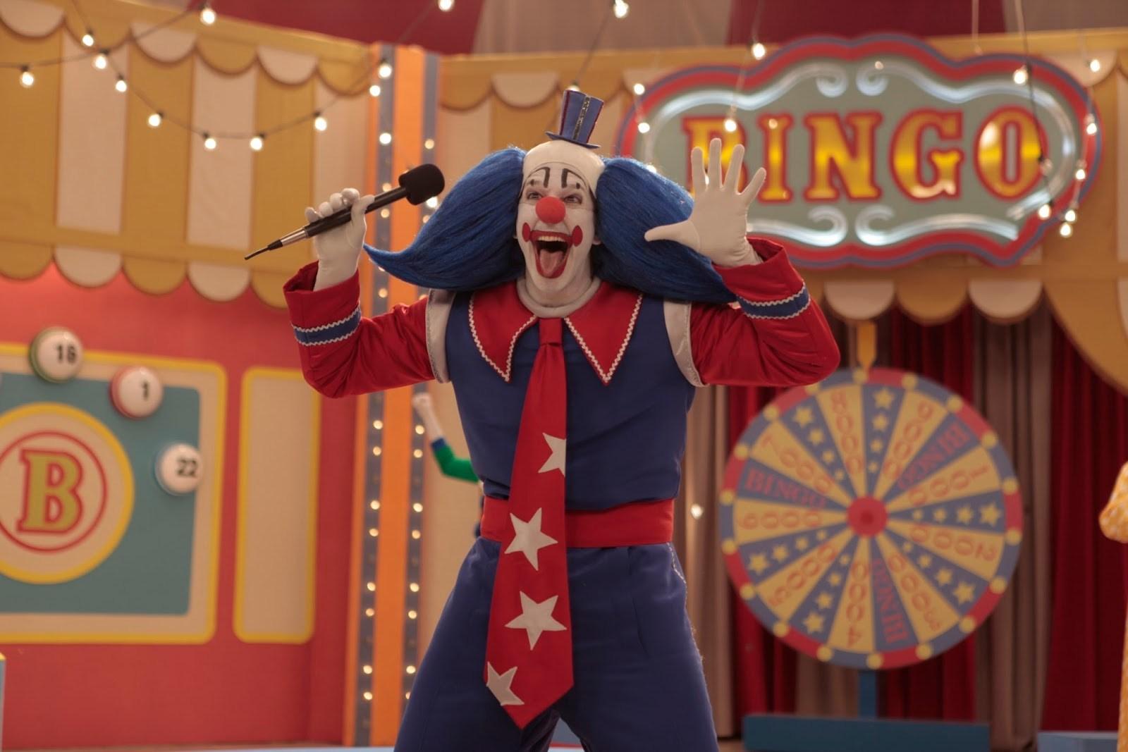 Bingo: O Rei das Manhãs está na mão do palhaço em novo trailer para maiores