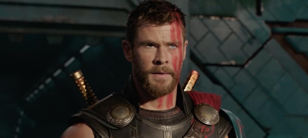 Vingadores: Guerra Infinita | Chris Hemsworth se diverte com bonecos da Marvel em vídeo