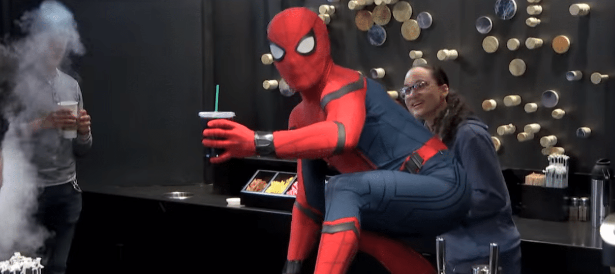 Homem-Aranha surpreende pessoas com pegadinha em cafeteria