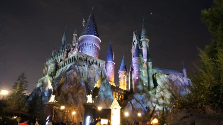 Fachada do castelo de Hogwarts no The Wizarding World de Orlando