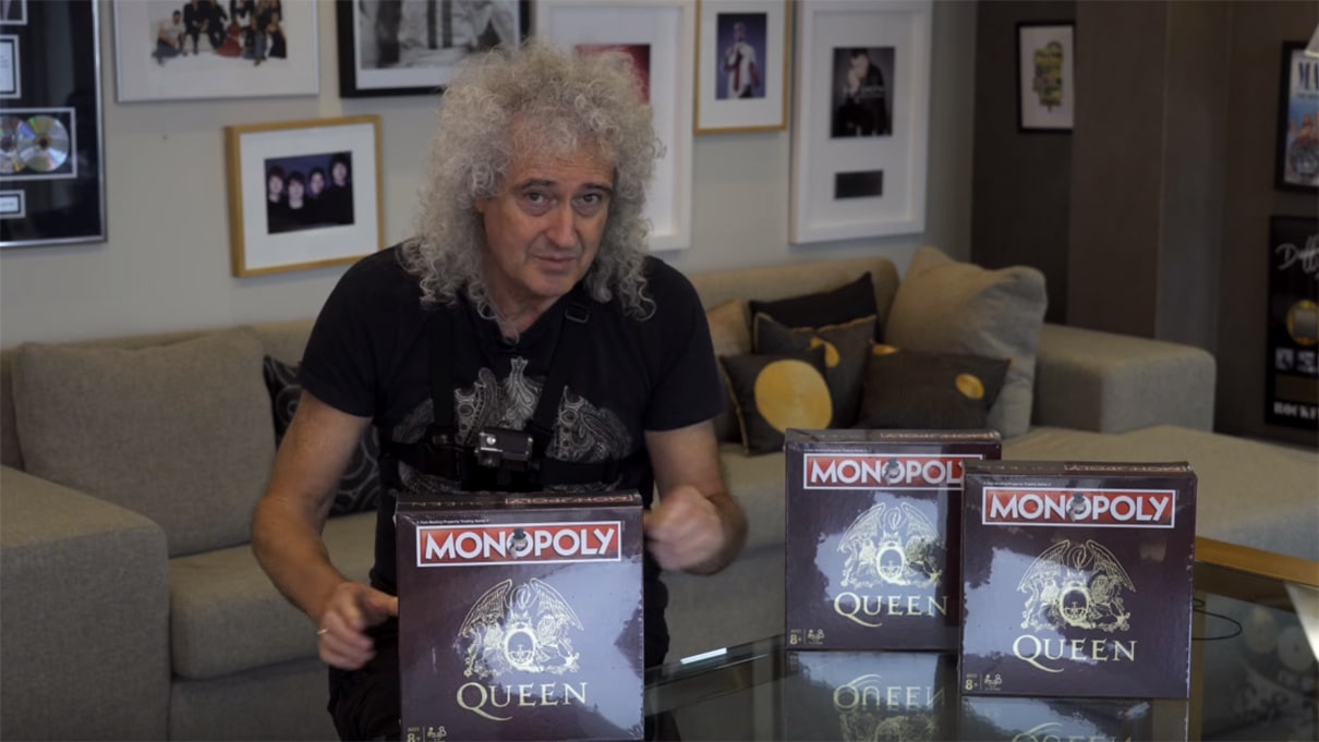 Brian May joga Monopoly do Queen sozinho em um dos momentos mais forever alone da internet