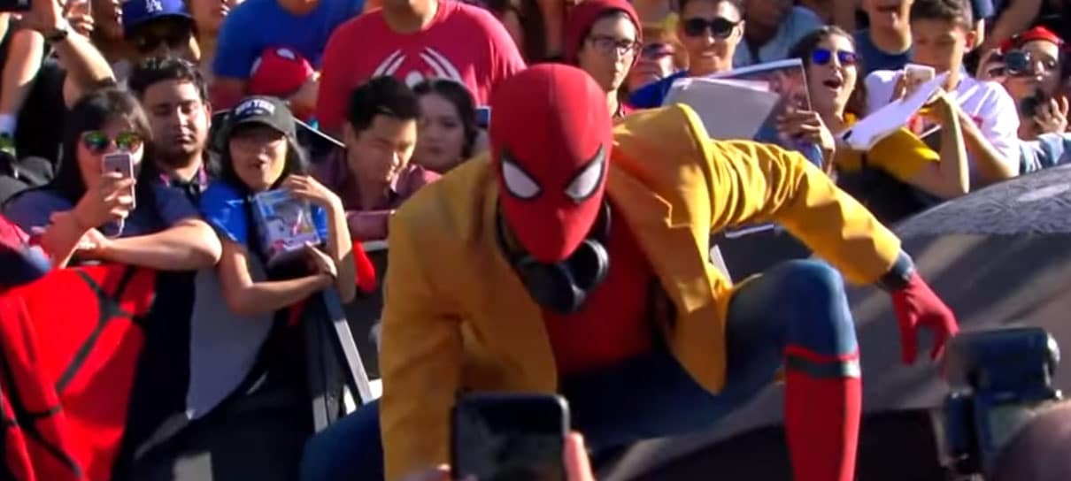 Homem-Aranha: De Volta ao Lar | Tom Holland chega com estilo no tapete vermelho do filme