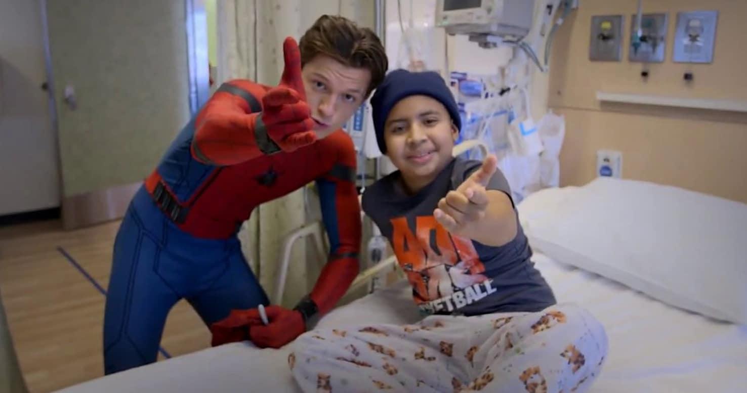 Tom Holland visita mais um hospital infantil vestido como Homem-Aranha
