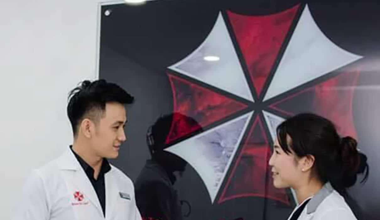 Clínica de estética copia o logo da Umbrella Corporation, de Resident Evil